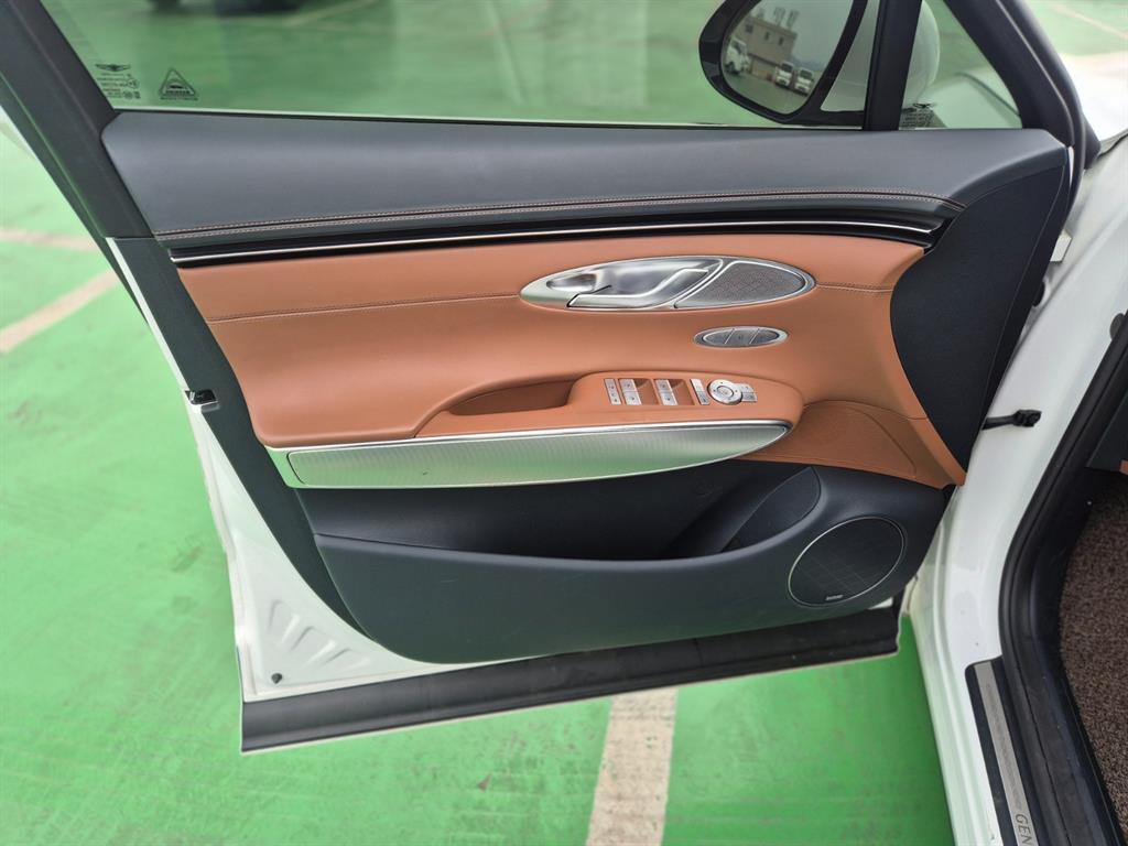 Genesis GV70 - Vista 8