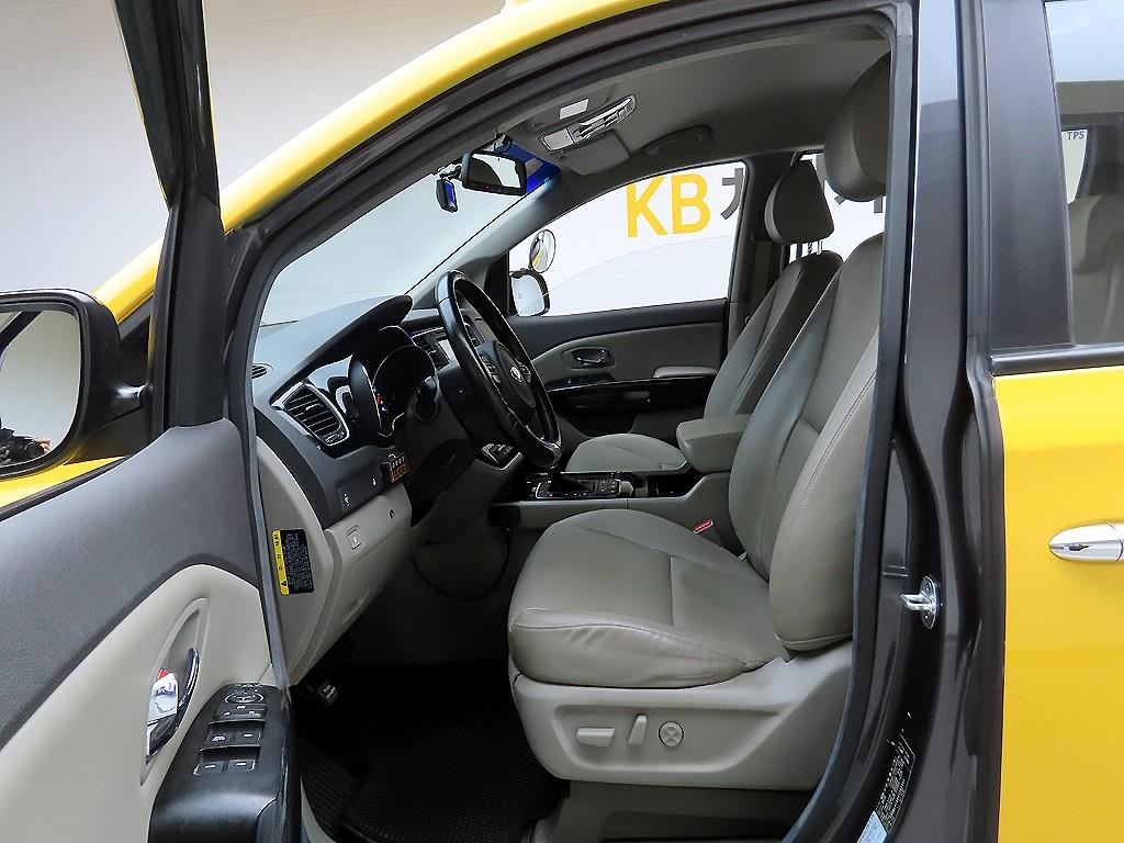 KIA Carnival - Vista 12