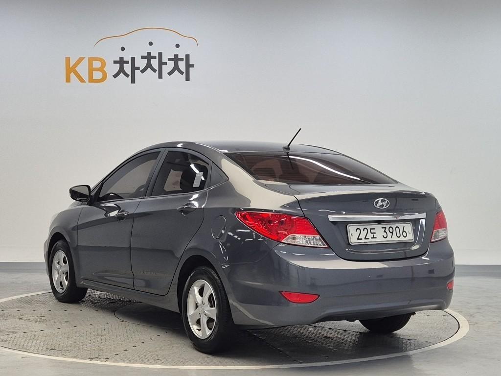HYUNDAI Accent - Vista 2