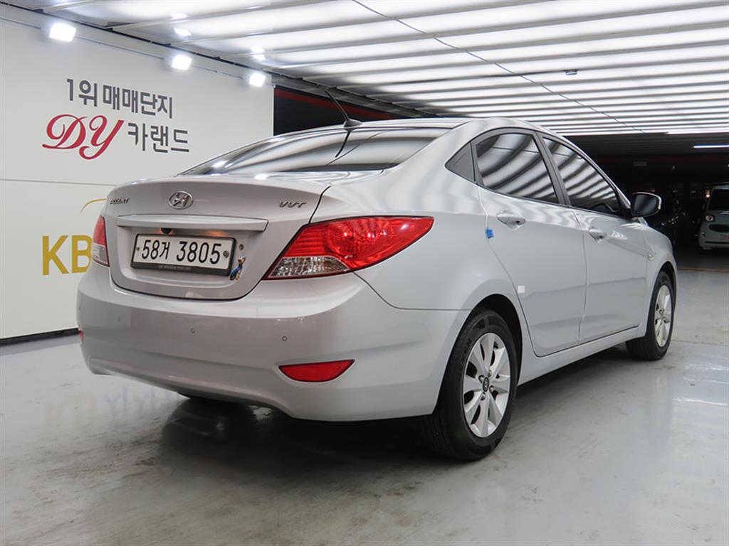 HYUNDAI Accent - Vista 4
