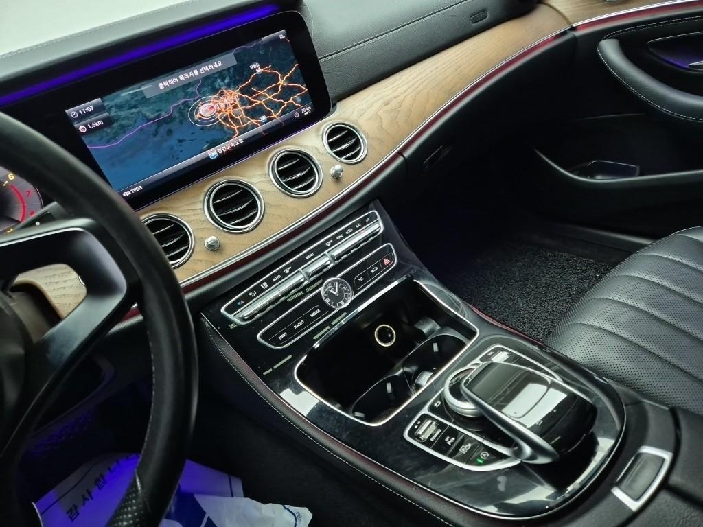 Mercedes Benz E class - Vista 8