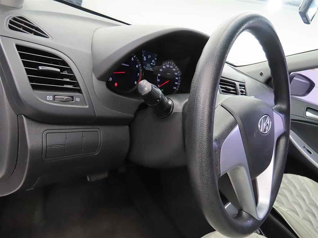 HYUNDAI Accent - Vista 12