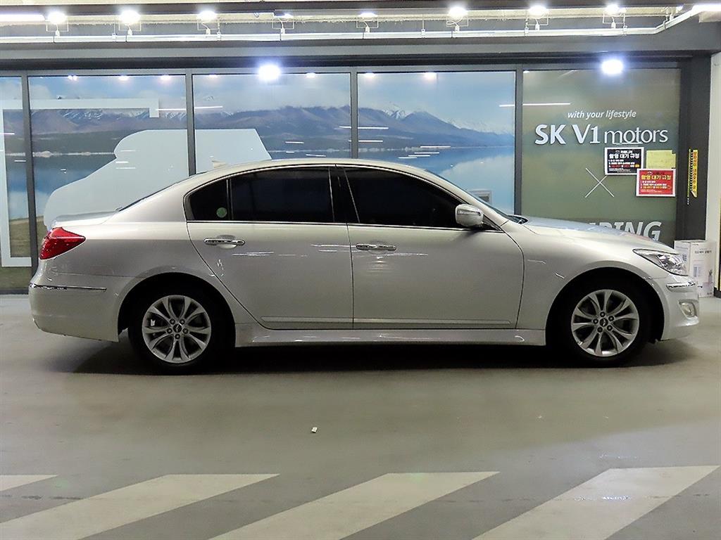 HYUNDAI Genesis - Vista 3
