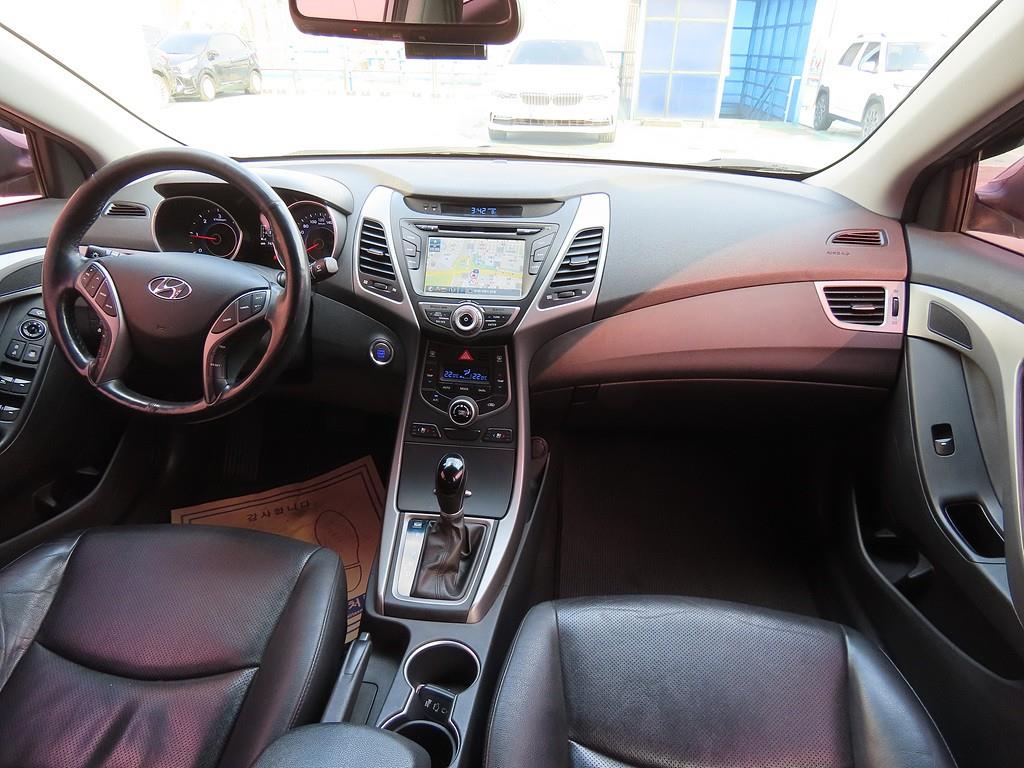 HYUNDAI Avante - Vista 5