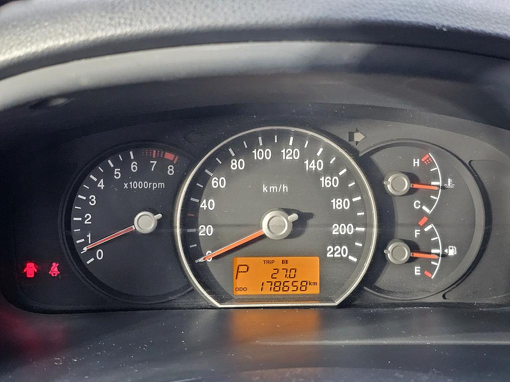 KIA Carens - Vista 7