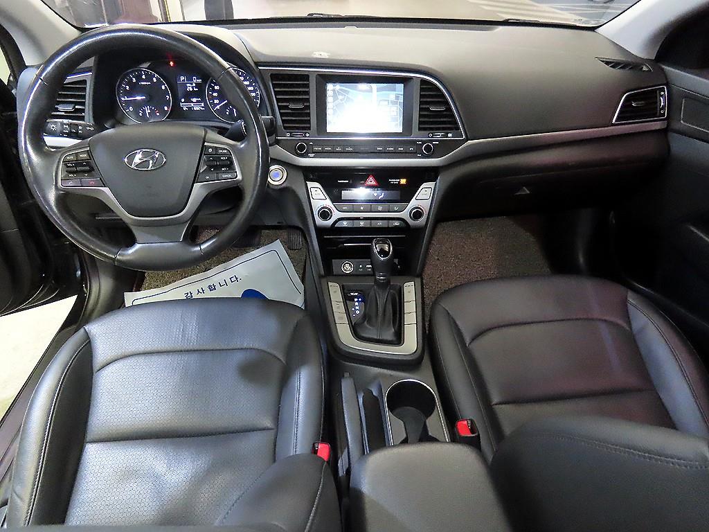 HYUNDAI Avante - Vista 10