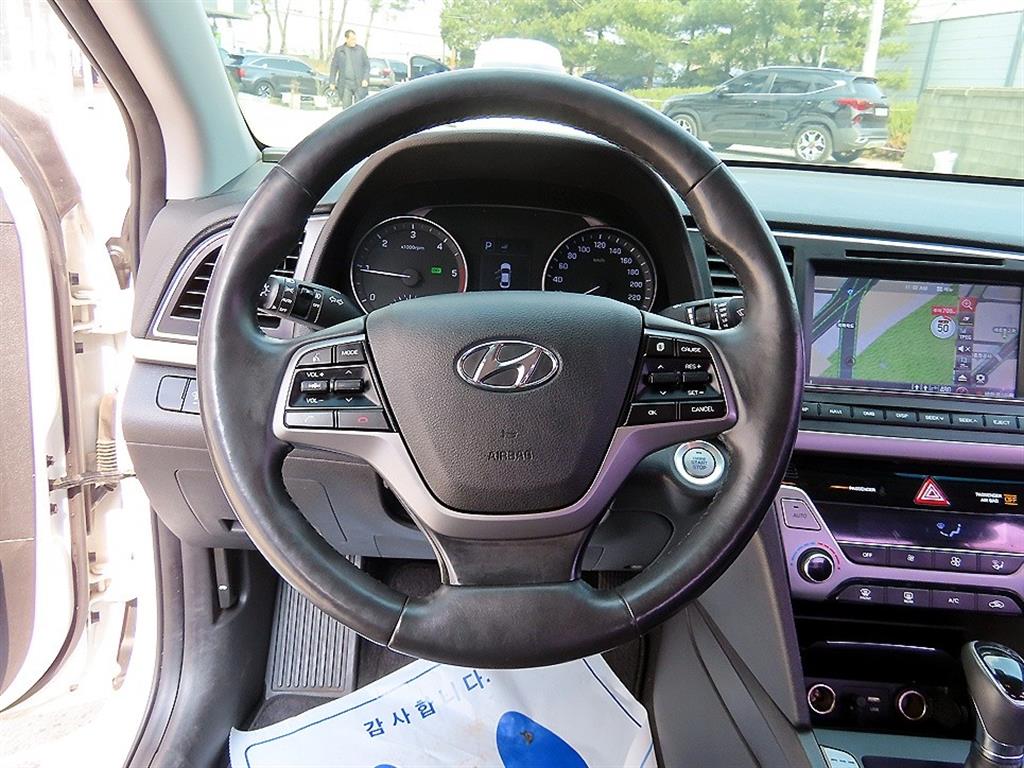 HYUNDAI Avante - Vista 8