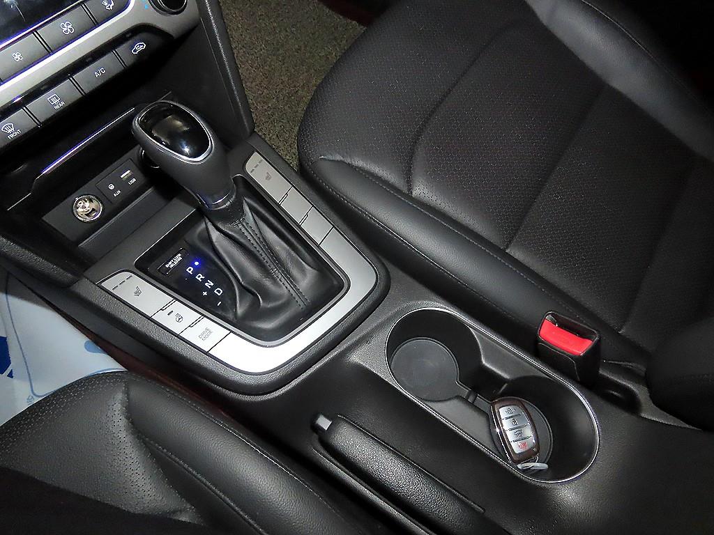 HYUNDAI Avante - Vista 12