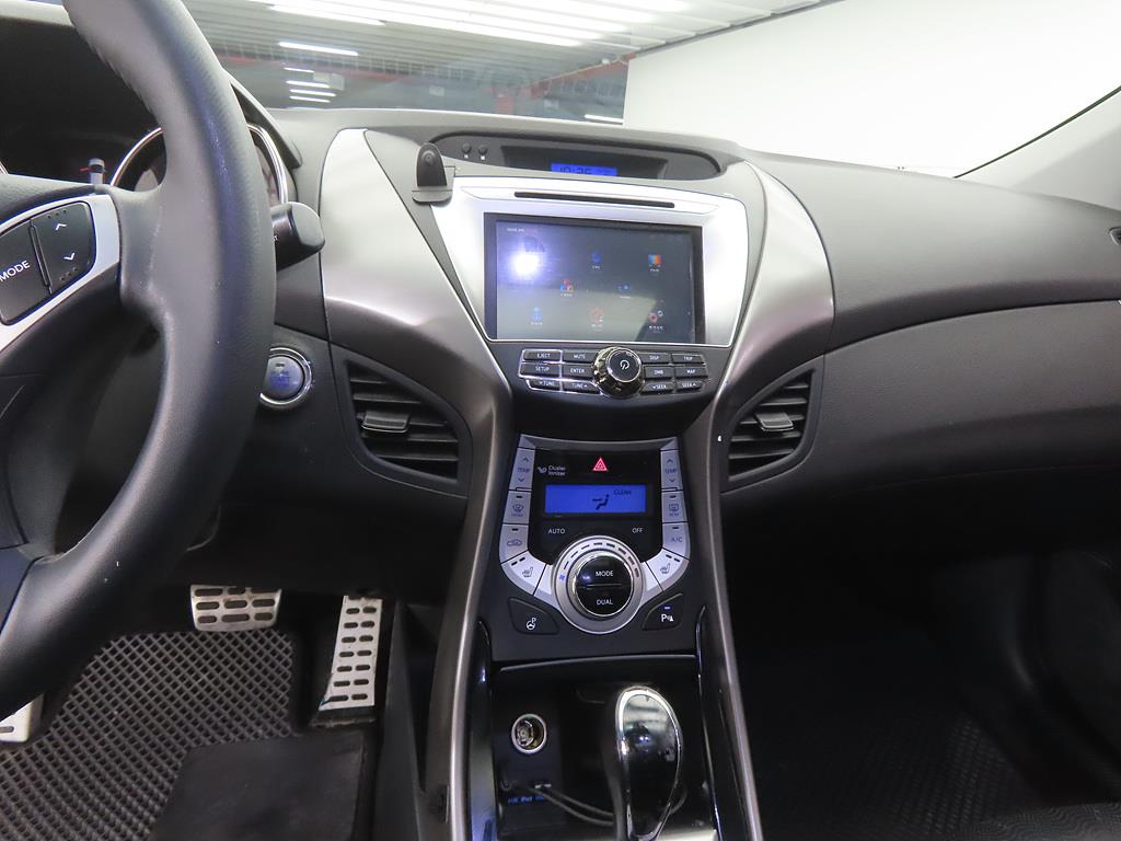 HYUNDAI Avante - Vista 10