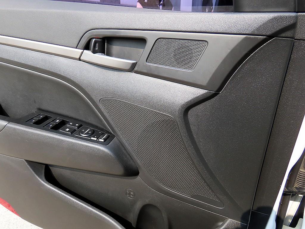 HYUNDAI Avante - Vista 11