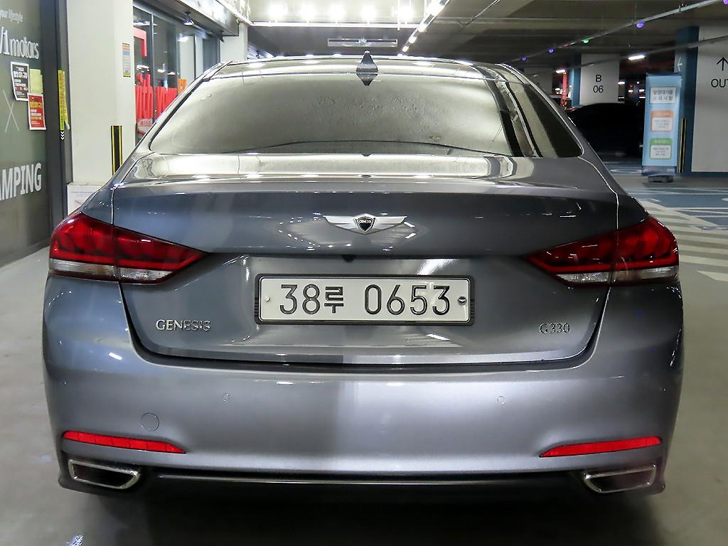 HYUNDAI Genesis - Vista 5