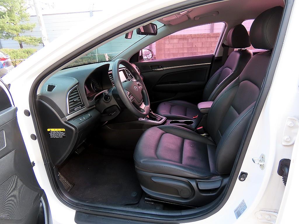 HYUNDAI Avante - Vista 5