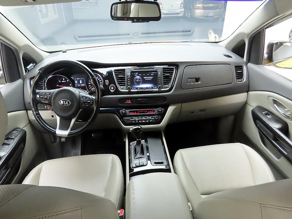 KIA Carnival - Vista 8