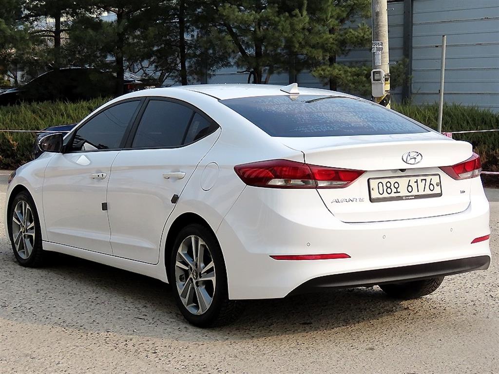 HYUNDAI Avante - Vista 3