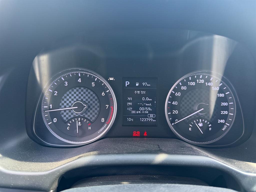 HYUNDAI Avante - Vista 7