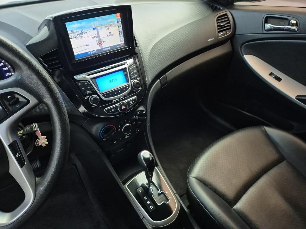 HYUNDAI Accent - Vista 10