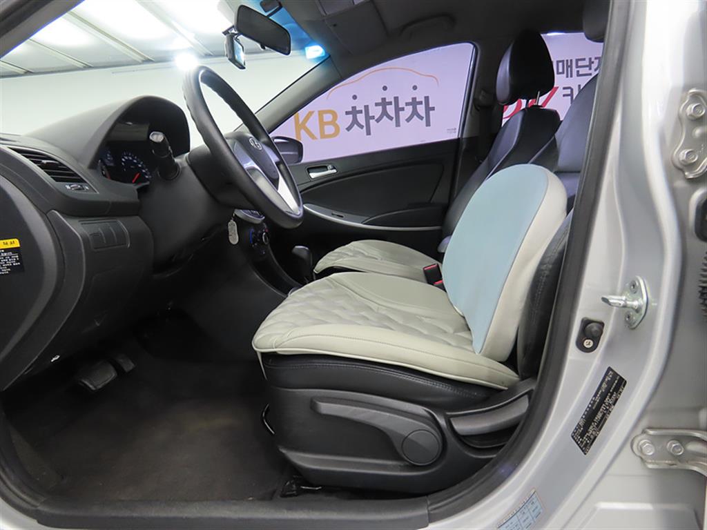 HYUNDAI Accent - Vista 5