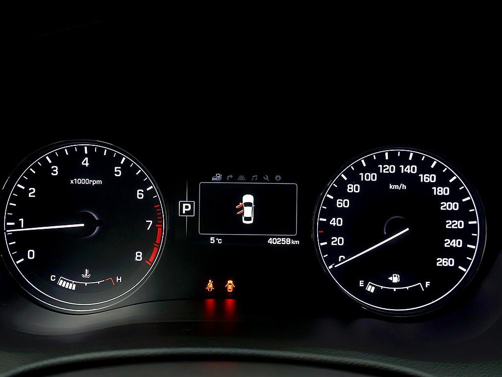 HYUNDAI Genesis - Vista 11