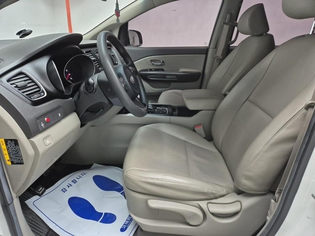 KIA Carnival - Vista 11
