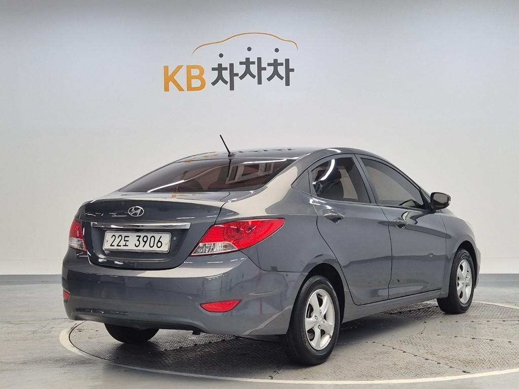 HYUNDAI Accent - Vista 3