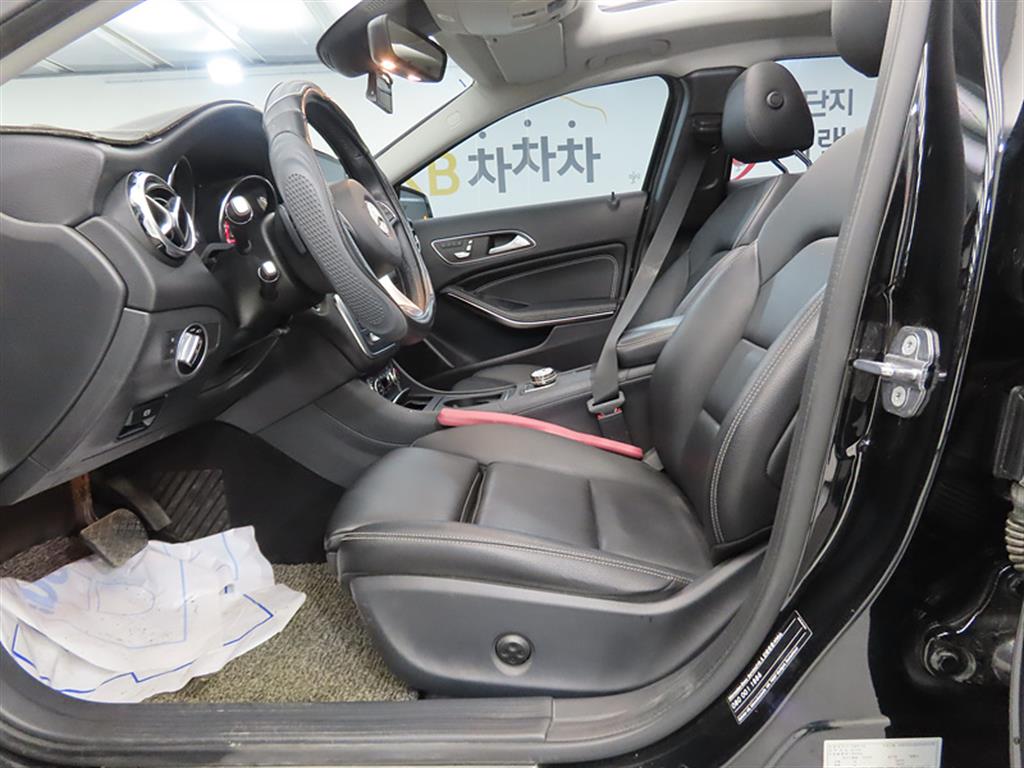 Mercedes Benz GLA Class - Vista 5