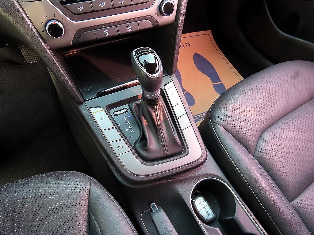 HYUNDAI Avante - Vista 10