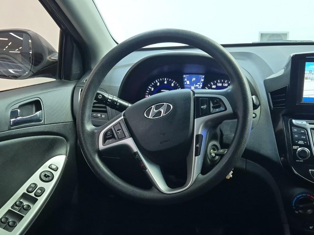 HYUNDAI Accent - Vista 9