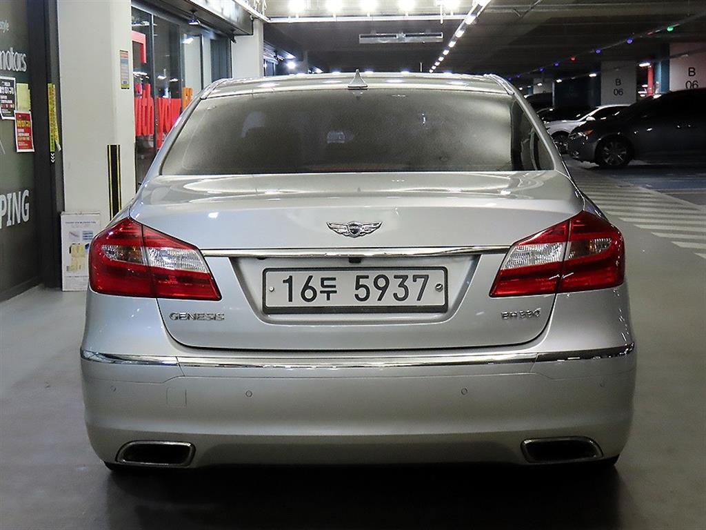 HYUNDAI Genesis - Vista 5