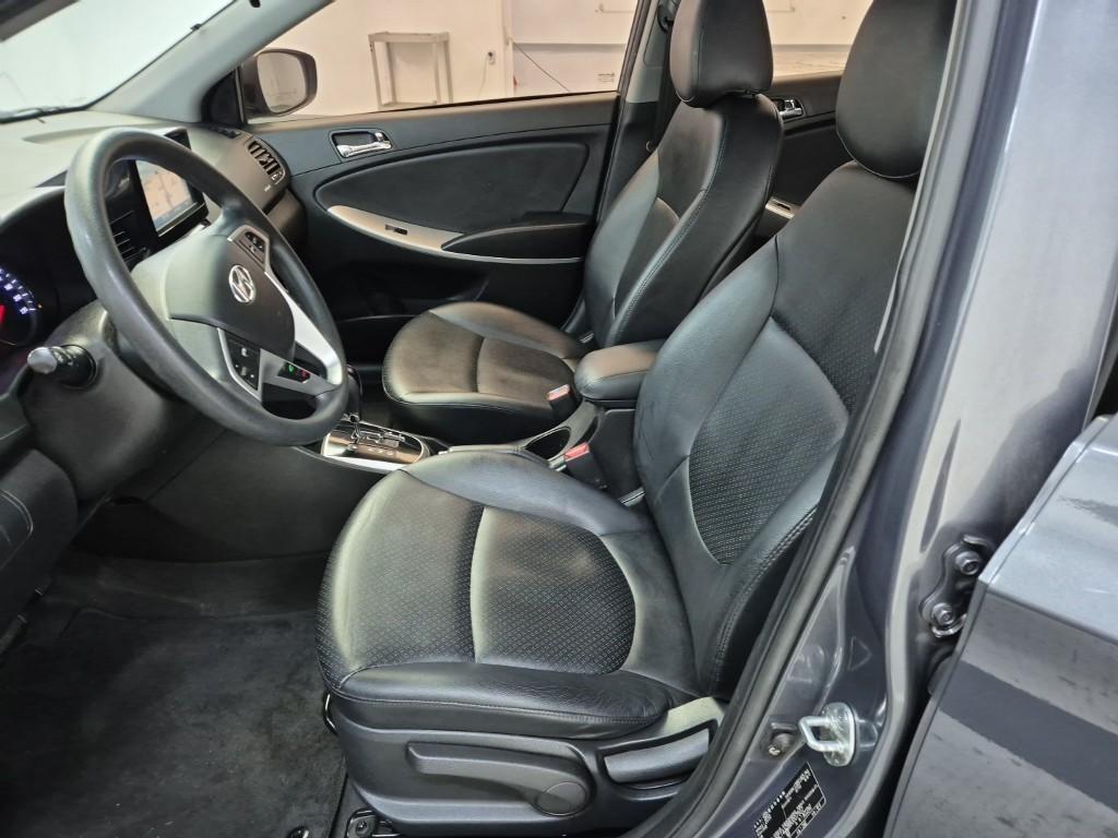 HYUNDAI Accent - Vista 11