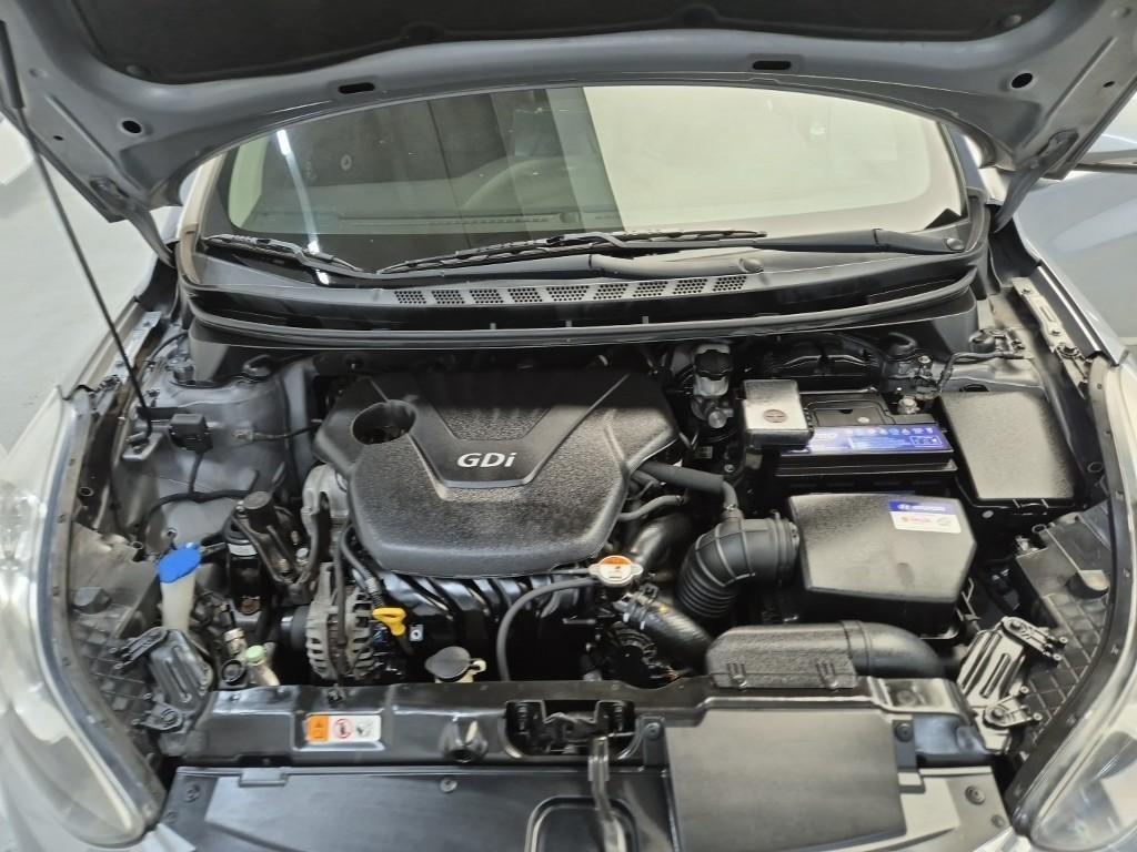 HYUNDAI Avante - Vista 5