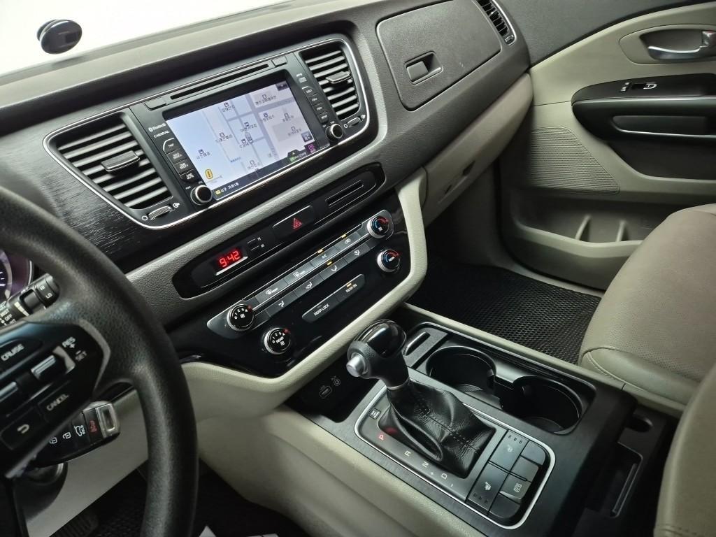 KIA Carnival - Vista 10