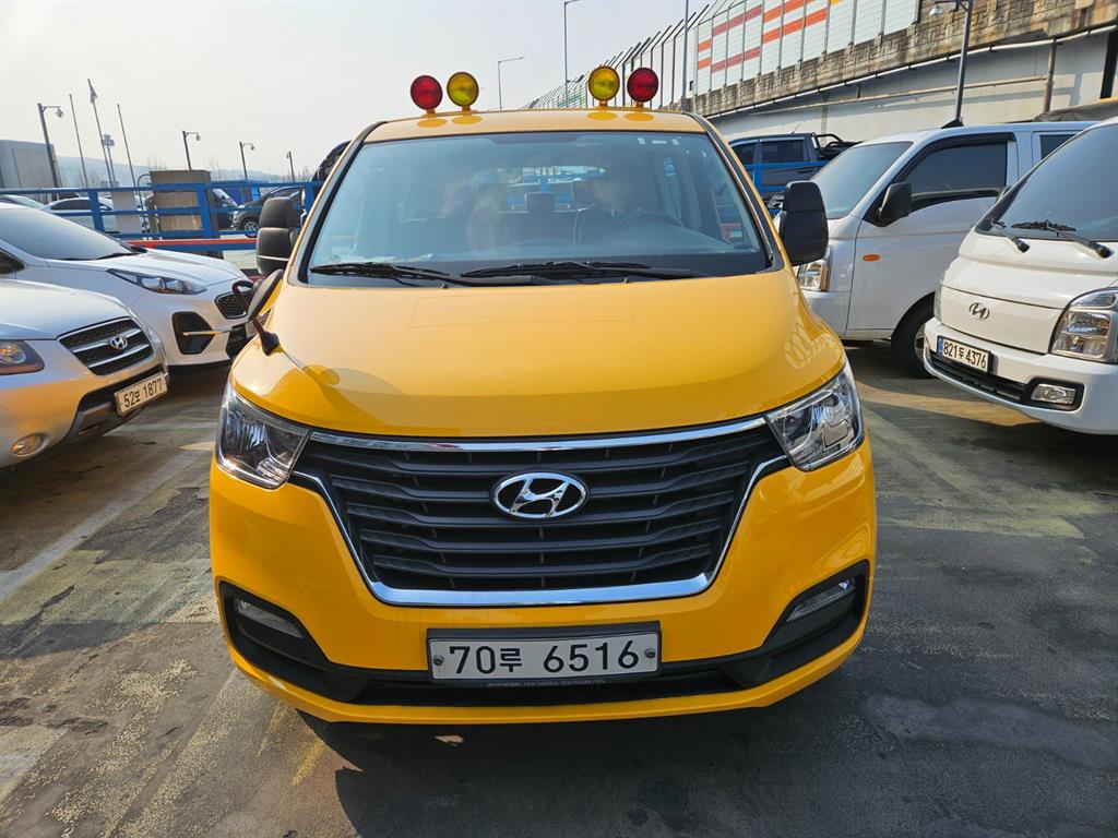 HYUNDAI Starex - Vista 2