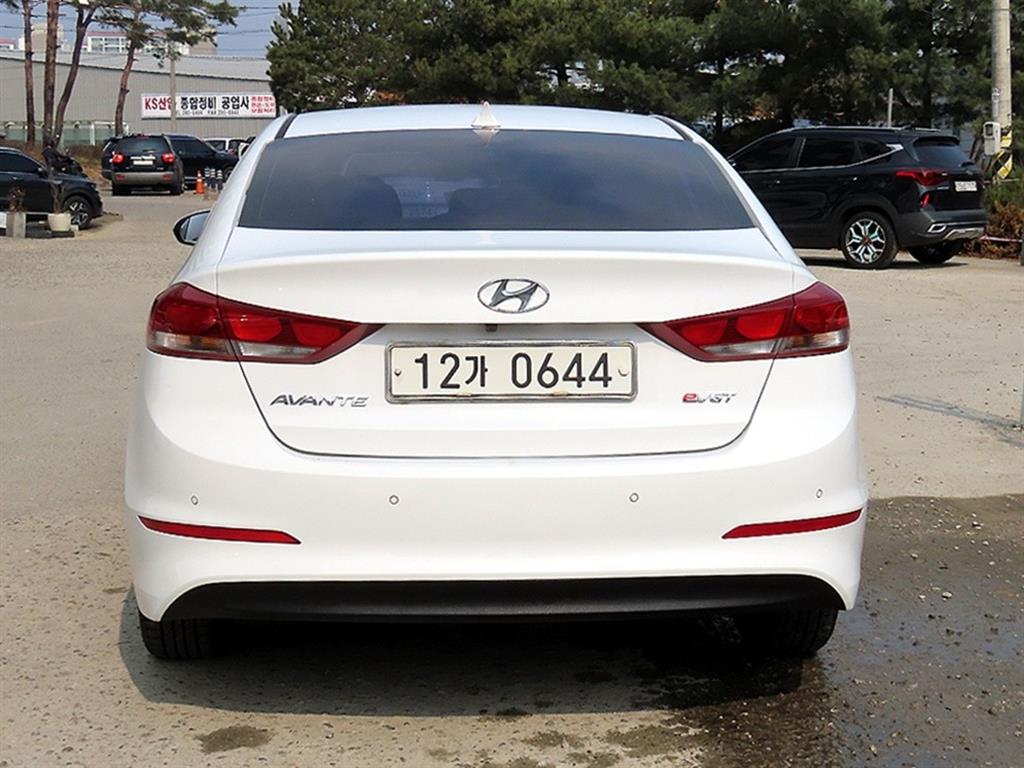 HYUNDAI Avante - Vista 4