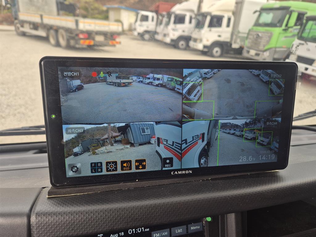 medium and large cargo truck - Vista 11