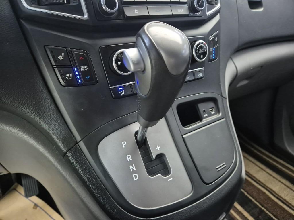 HYUNDAI Starex - Vista 8