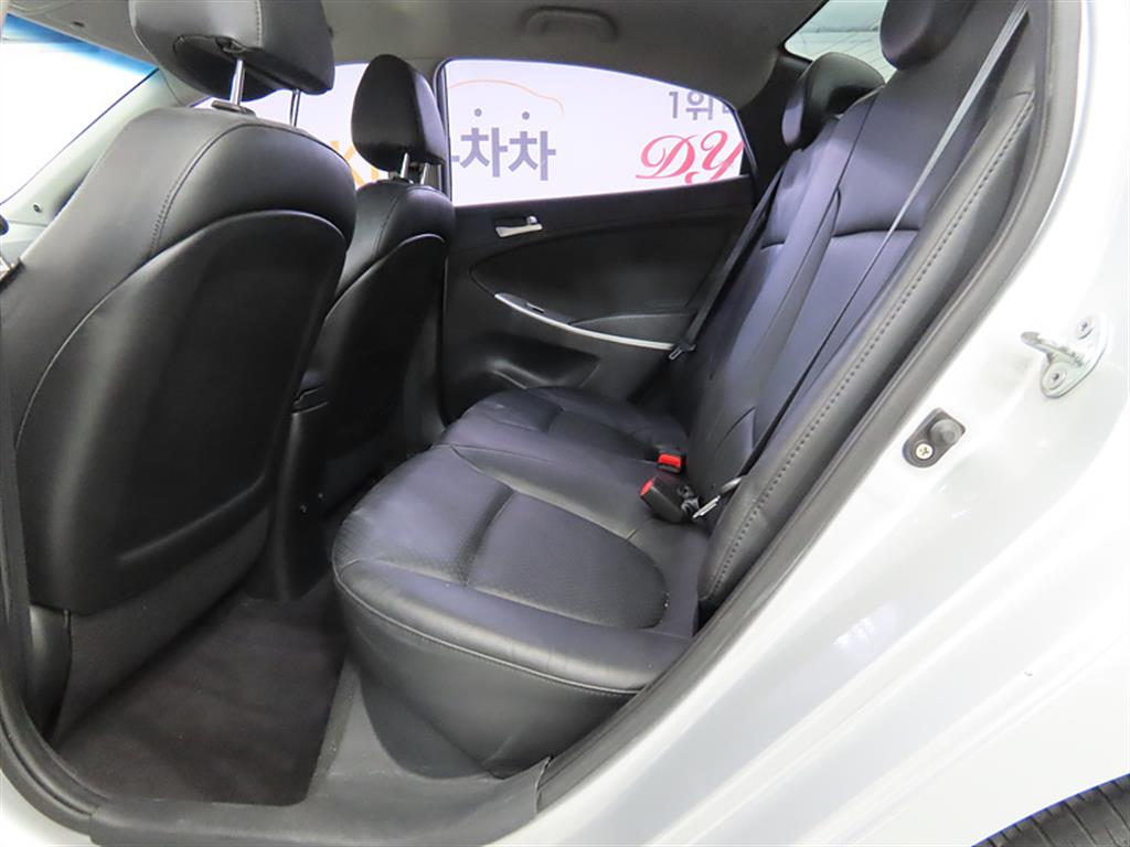 HYUNDAI Accent - Vista 6