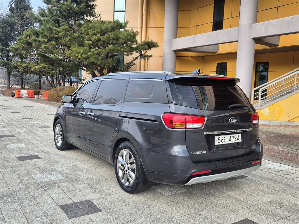 KIA Carnival - Vista 5