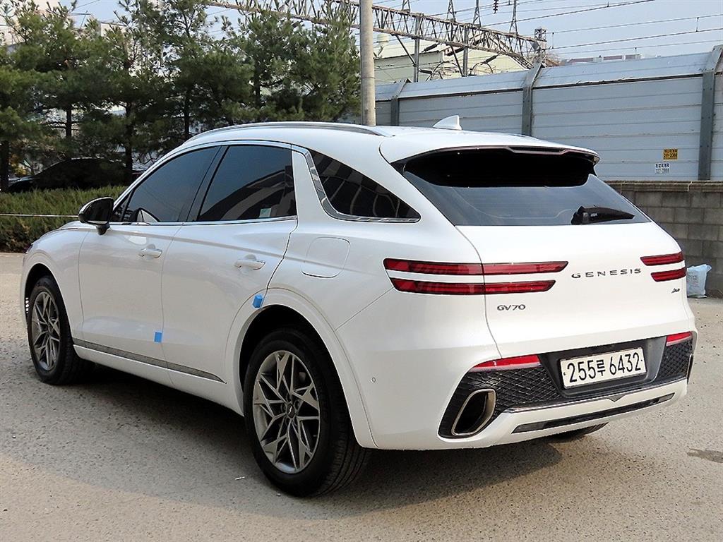 Genesis GV70 - Vista 3