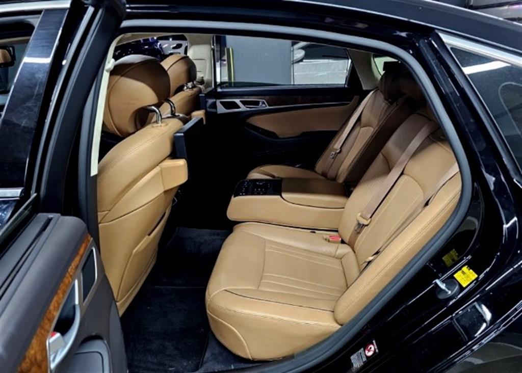 HYUNDAI Genesis - Vista 5