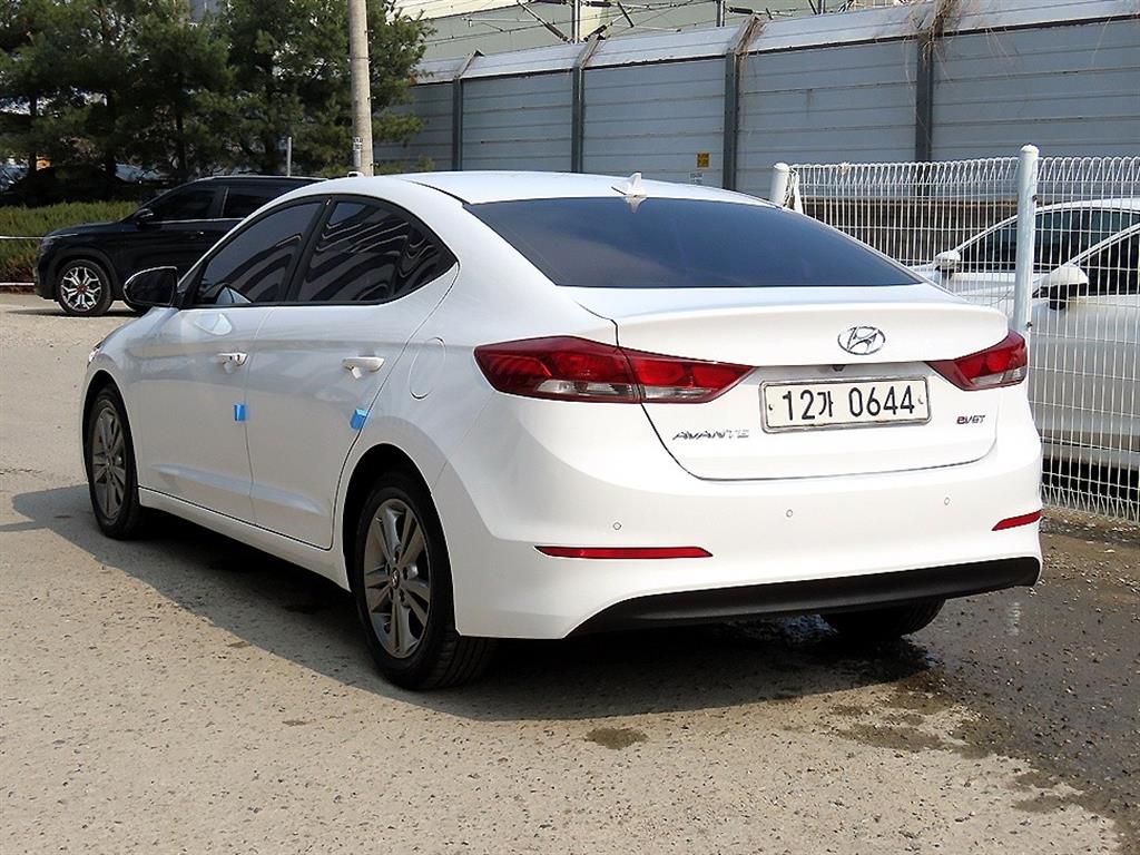 HYUNDAI Avante - Vista 3