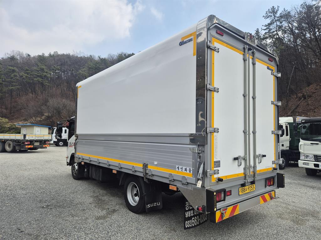 medium and large cargo truck - Vista 5