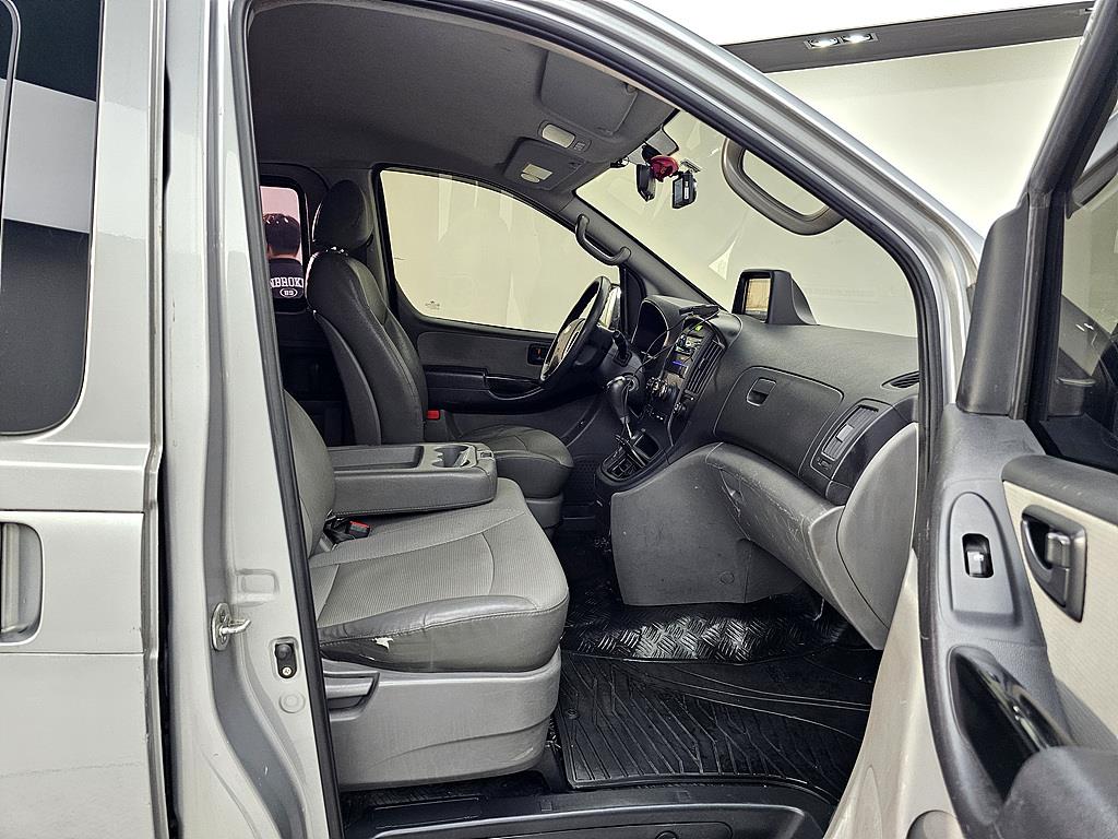 HYUNDAI Starex - Vista 10