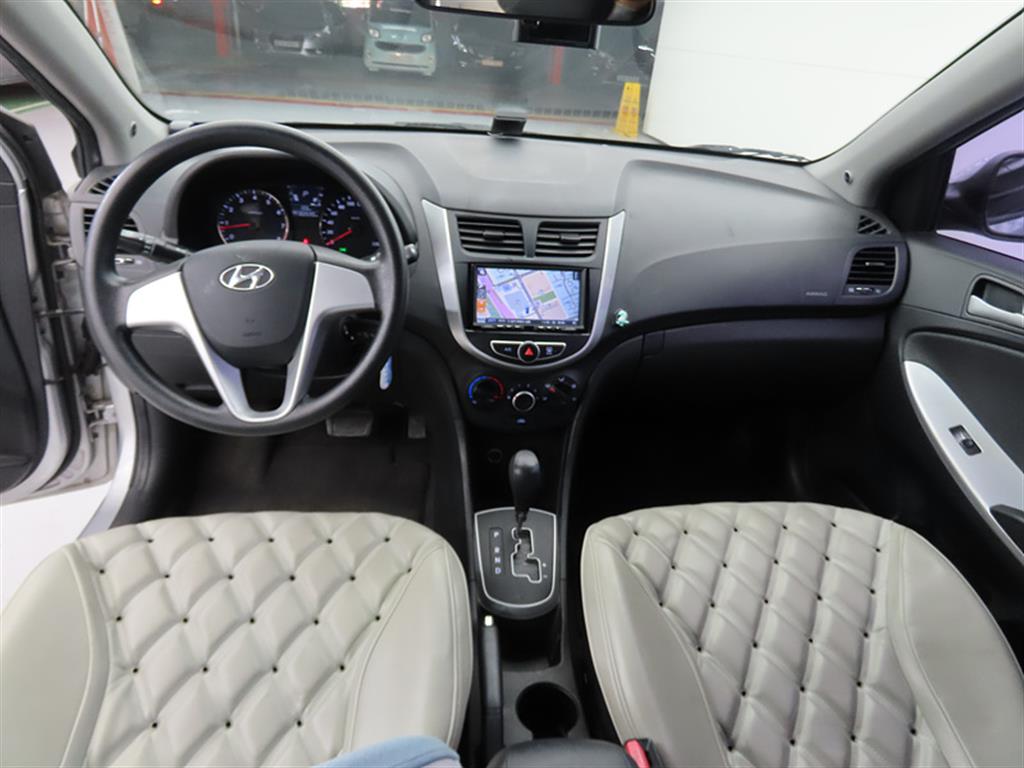 HYUNDAI Accent - Vista 7