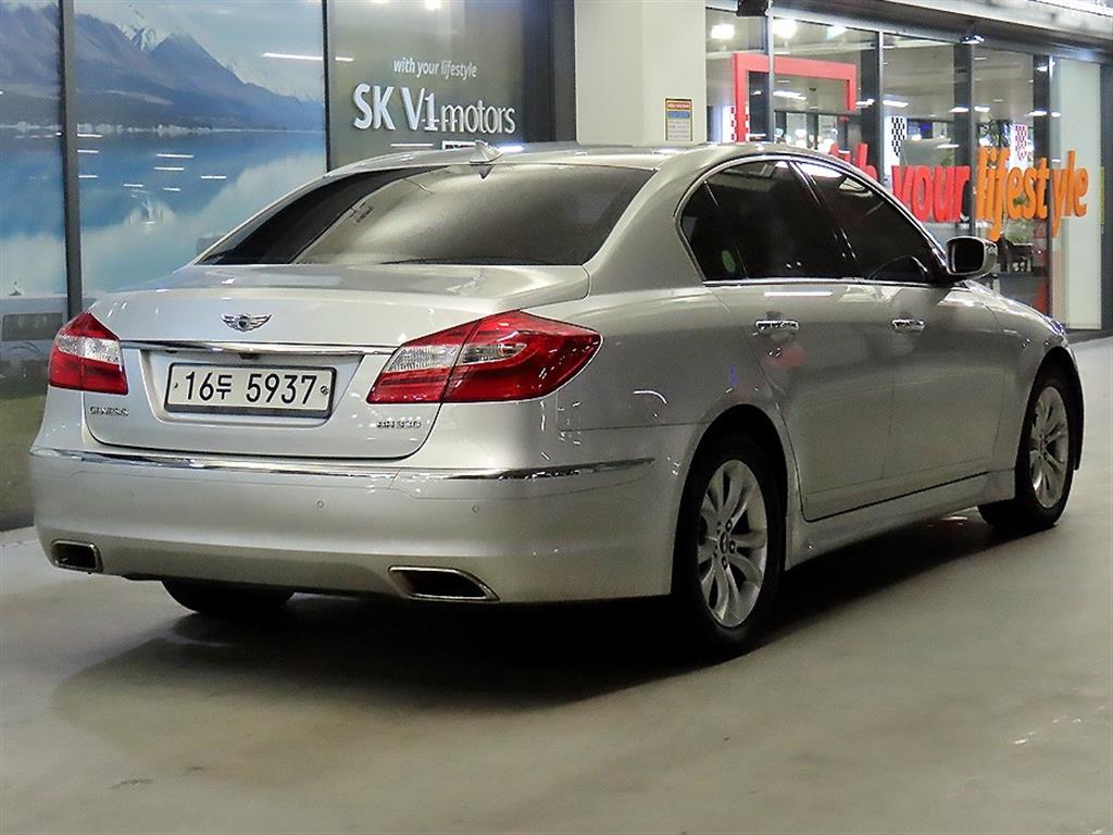 HYUNDAI Genesis - Vista 4