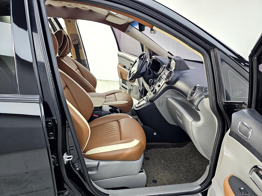 KIA Carens - Vista 11