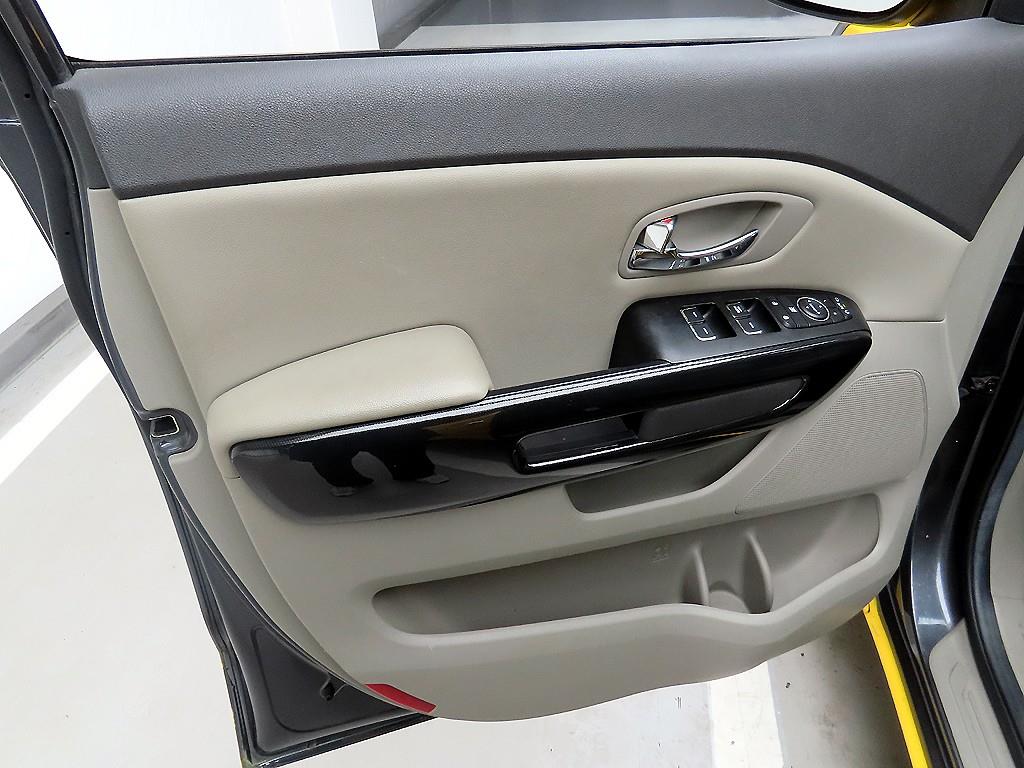 KIA Carnival - Vista 11