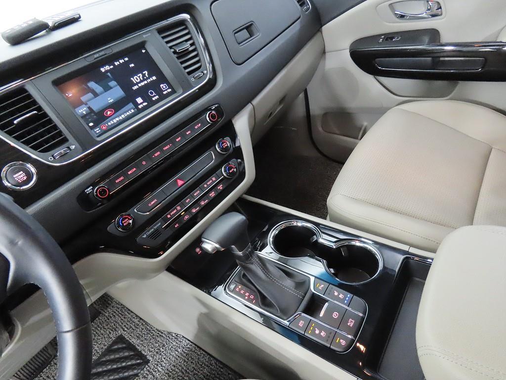 KIA Carnival - Vista 12