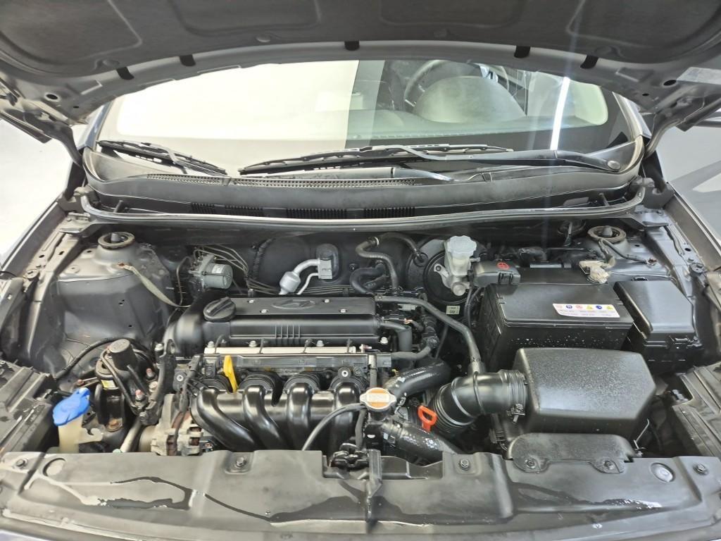 HYUNDAI Accent - Vista 5