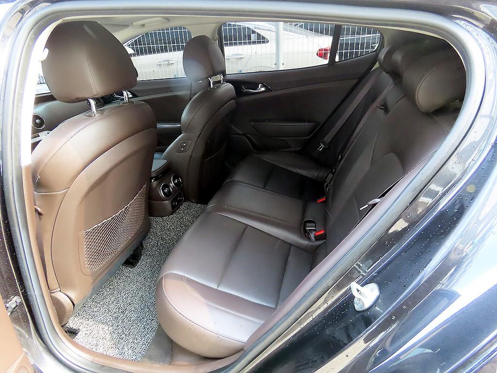 KIA Stinger - Vista 6