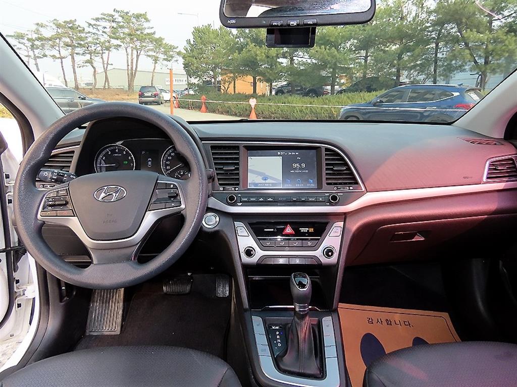 HYUNDAI Avante - Vista 7